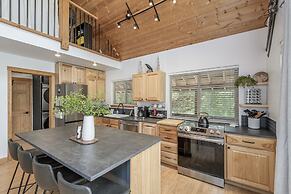 Raven Haven Lodge 2 Bedroom Home by RedAwning