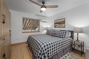 Raven Haven Lodge 2 Bedroom Home by RedAwning