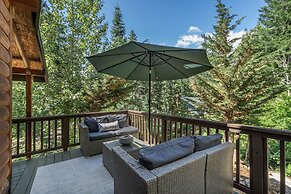 Raven Haven Lodge 2 Bedroom Home by RedAwning