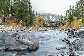 Raven Haven Lodge 2 Bedroom Home by RedAwning