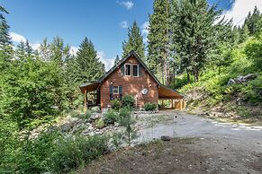 Raven Haven Lodge 2 Bedroom Home by RedAwning