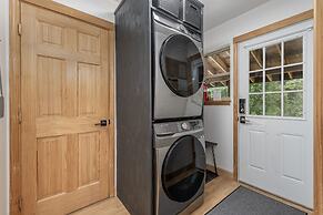 Raven Haven Lodge 2 Bedroom Home by RedAwning