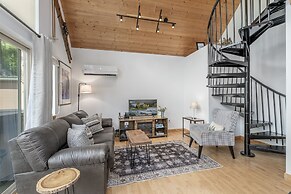 Raven Haven Lodge 2 Bedroom Home by RedAwning