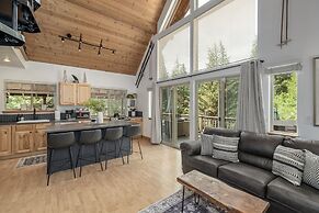 Raven Haven Lodge 2 Bedroom Home by RedAwning