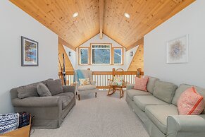 Lazy Bear Lodge 3 Bedroom Home by NW Comfy Cabins by RedAwning