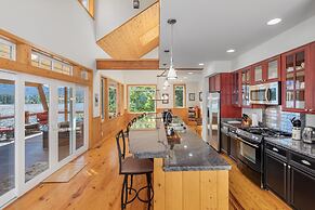 Lazy Bear Lodge 3 Bedroom Home by NW Comfy Cabins by RedAwning