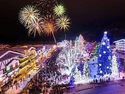 Lazy Bear Lodge 3 Bedroom Home by NW Comfy Cabins by RedAwning