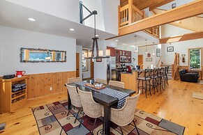 Lazy Bear Lodge 3 Bedroom Home by NW Comfy Cabins by RedAwning