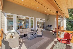 Lazy Bear Lodge 3 Bedroom Home by NW Comfy Cabins by RedAwning