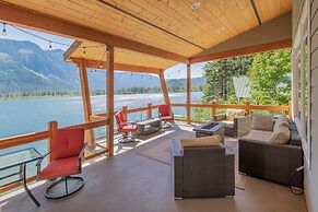 Lazy Bear Lodge 3 Bedroom Home by NW Comfy Cabins by RedAwning