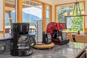 Lazy Bear Lodge 3 Bedroom Home by NW Comfy Cabins by RedAwning