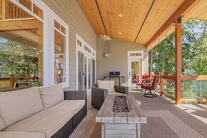 Lazy Bear Lodge 3 Bedroom Home by NW Comfy Cabins by RedAwning