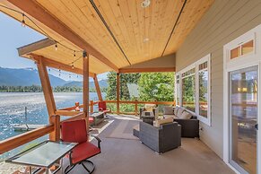 Lazy Bear Lodge 3 Bedroom Home by NW Comfy Cabins by RedAwning