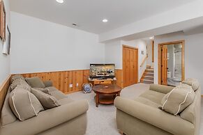 Lazy Bear Lodge 3 Bedroom Home by NW Comfy Cabins by RedAwning