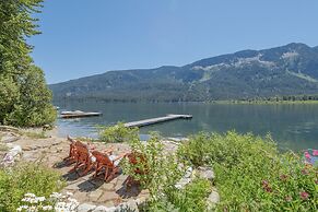 Lazy Bear Lodge 3 Bedroom Home by NW Comfy Cabins by RedAwning