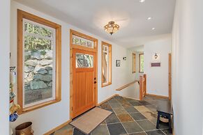 Lazy Bear Lodge 3 Bedroom Home by NW Comfy Cabins by RedAwning