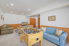 Lazy Bear Lodge 3 Bedroom Home by NW Comfy Cabins by RedAwning