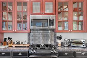 Lazy Bear Lodge 3 Bedroom Home by NW Comfy Cabins by RedAwning