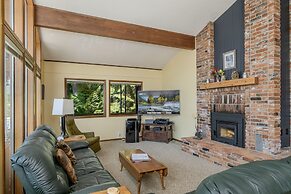 All About The Lake 4 Bedroom Home by NW Comfy Cabins by RedAwning