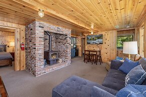 All About The Lake 4 Bedroom Home by NW Comfy Cabins by RedAwning