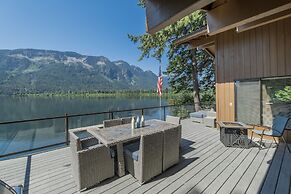 All About The Lake 4 Bedroom Home by NW Comfy Cabins by RedAwning