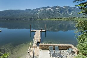 All About The Lake 4 Bedroom Home by NW Comfy Cabins by RedAwning