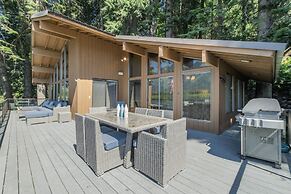 All About The Lake 4 Bedroom Home by NW Comfy Cabins by RedAwning