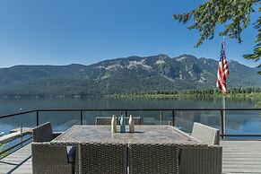 All About The Lake 4 Bedroom Home by NW Comfy Cabins by RedAwning