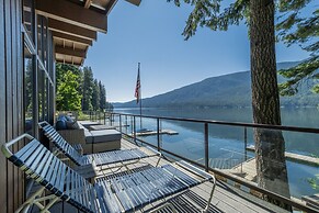 All About The Lake 4 Bedroom Home by NW Comfy Cabins by RedAwning