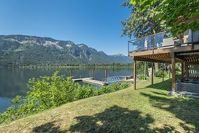 All About The Lake 4 Bedroom Home by NW Comfy Cabins by RedAwning
