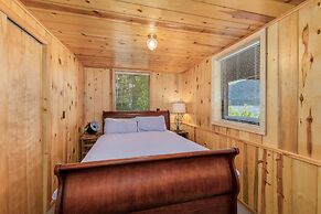 All About The Lake 4 Bedroom Home by NW Comfy Cabins by RedAwning