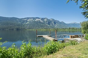 All About The Lake 4 Bedroom Home by NW Comfy Cabins by RedAwning