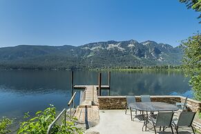 All About The Lake 4 Bedroom Home by NW Comfy Cabins by RedAwning