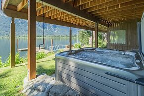 All About The Lake 4 Bedroom Home by NW Comfy Cabins by RedAwning