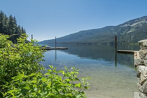 All About The Lake 4 Bedroom Home by NW Comfy Cabins by RedAwning