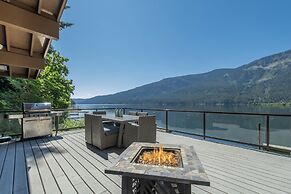 All About The Lake 4 Bedroom Home by NW Comfy Cabins by RedAwning