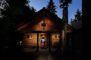 Journey's End On Fish Lake 2 Bedroom Home by NW Comfy Cabins by Redawn