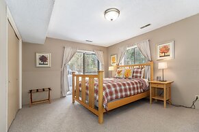 Maple Leaf Lodge 3 Bedroom Home by NW Comfy Cabins by RedAwning