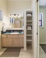 Maple Leaf Lodge 3 Bedroom Home by NW Comfy Cabins by RedAwning