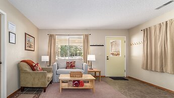 Maple Leaf Lodge 3 Bedroom Home by NW Comfy Cabins by RedAwning