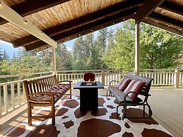 Maple Leaf Lodge 3 Bedroom Home by NW Comfy Cabins by RedAwning