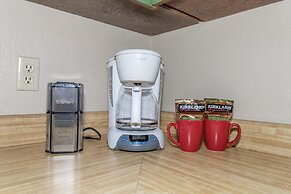 Maple Leaf Lodge 3 Bedroom Home by NW Comfy Cabins by RedAwning