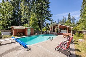 Maple Leaf Lodge 3 Bedroom Home by NW Comfy Cabins by RedAwning