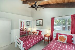 Maple Leaf Lodge 3 Bedroom Home by NW Comfy Cabins by RedAwning