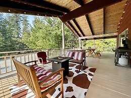 Maple Leaf Lodge 3 Bedroom Home by NW Comfy Cabins by RedAwning