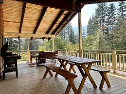 Maple Leaf Lodge 3 Bedroom Home by NW Comfy Cabins by RedAwning