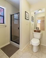 Maple Leaf Lodge 3 Bedroom Home by NW Comfy Cabins by RedAwning