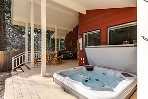 Maple Leaf Lodge 3 Bedroom Home by NW Comfy Cabins by RedAwning