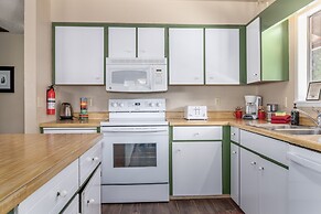 Maple Leaf Lodge 3 Bedroom Home by NW Comfy Cabins by RedAwning