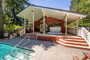 Maple Leaf Lodge 3 Bedroom Home by NW Comfy Cabins by RedAwning